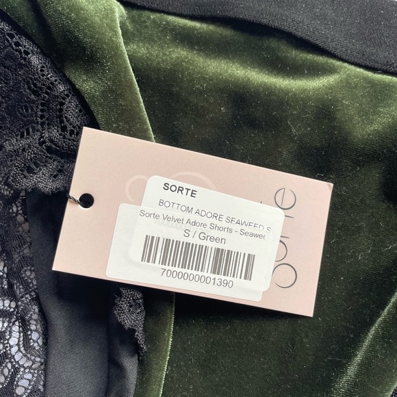 Sorte Velvet Adore Shorts - Seaweed - Polewear hot pants - Picture 3 of 3